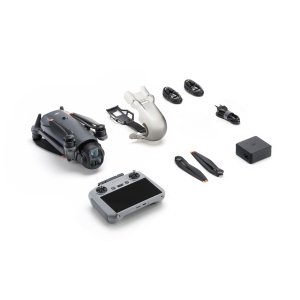 DJI Mavic 4 Pro drons lidojot virs sniegota ainava ar operatoru.